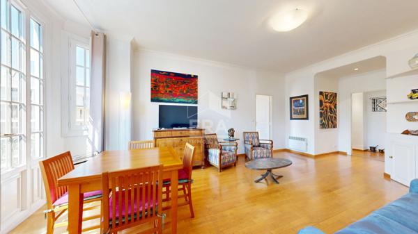 NICE - CARRÉ D'OR : A 100 MÈTRES DU FAMEUX HÔTEL NEGRESCO ,JOLI 2 PIÈCES AVEC BALCON PROCHE MER