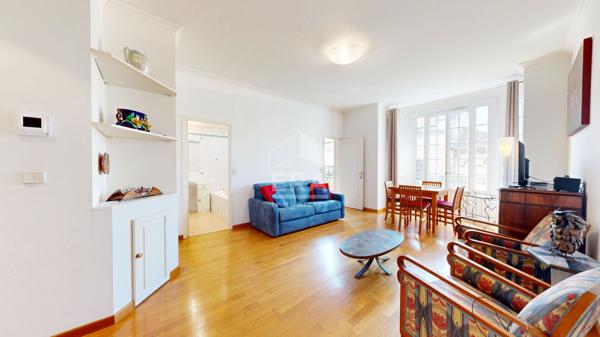 NICE - CARRÉ D'OR : A 100 MÈTRES DU FAMEUX HÔTEL NEGRESCO ,JOLI 2 PIÈCES AVEC BALCON PROCHE MER