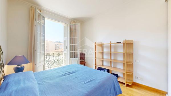 NICE - CARRÉ D'OR : A 100 MÈTRES DU FAMEUX HÔTEL NEGRESCO ,JOLI 2 PIÈCES AVEC BALCON PROCHE MER