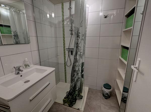 Casseneuil (47440) Casseneuil, maison en très bon état sur 2 niveaux divisée en 2 appartements