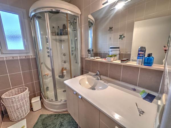 Casseneuil (47440) Casseneuil, maison en très bon état sur 2 niveaux divisée en 2 appartements