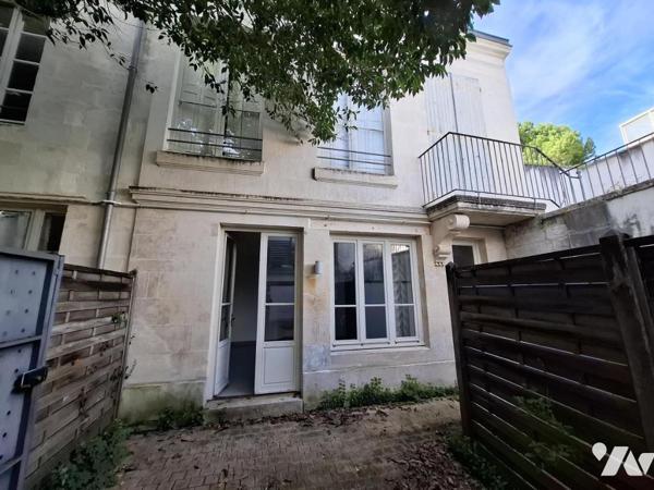 Immeuble en pierre de 6 appartements (1T1/ 4T2 / 1T3) dans l'hyper centre de Saintes