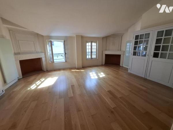 Immeuble en pierre de 6 appartements (1T1/ 4T2 / 1T3) dans l'hyper centre de Saintes