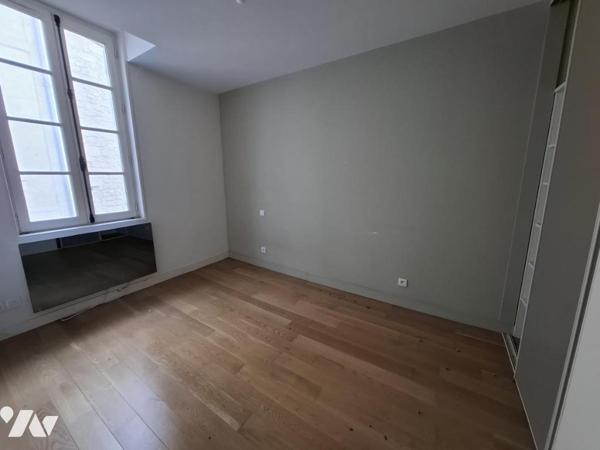 Immeuble en pierre de 6 appartements (1T1/ 4T2 / 1T3) dans l'hyper centre de Saintes