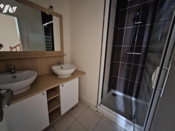 Immeuble en pierre de 6 appartements (1T1/ 4T2 / 1T3) dans l'hyper centre de Saintes