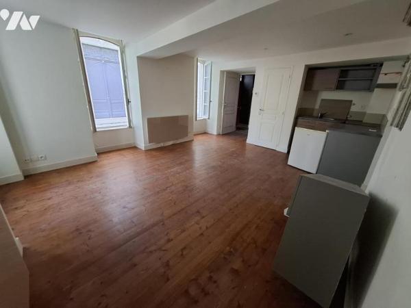 Immeuble en pierre de 6 appartements (1T1/ 4T2 / 1T3) dans l'hyper centre de Saintes