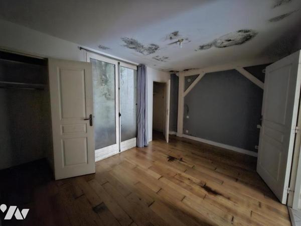Immeuble en pierre de 6 appartements (1T1/ 4T2 / 1T3) dans l'hyper centre de Saintes