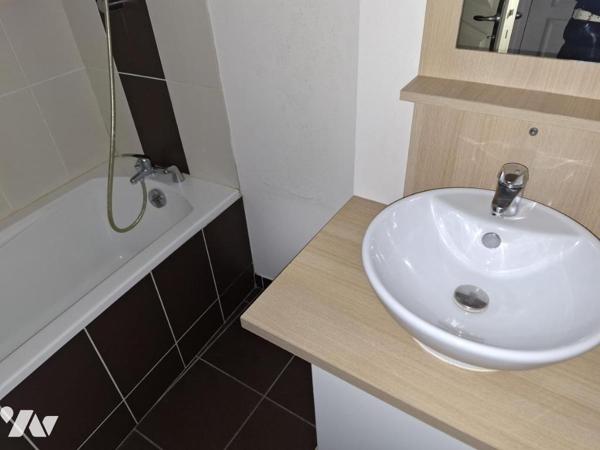 Immeuble en pierre de 6 appartements (1T1/ 4T2 / 1T3) dans l'hyper centre de Saintes