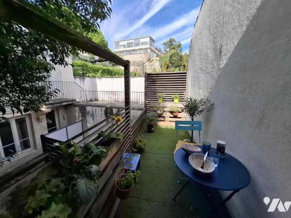 Immeuble en pierre de 6 appartements (1T1/ 4T2 / 1T3) dans l'hyper centre de Saintes