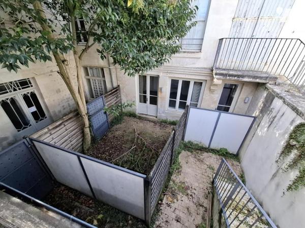 Immeuble en pierre de 6 appartements (1T1/ 4T2 / 1T3) dans l'hyper centre de Saintes