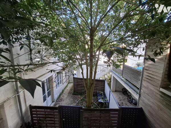 Immeuble en pierre de 6 appartements (1T1/ 4T2 / 1T3) dans l'hyper centre de Saintes