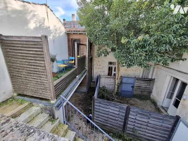 Immeuble en pierre de 6 appartements (1T1/ 4T2 / 1T3) dans l'hyper centre de Saintes