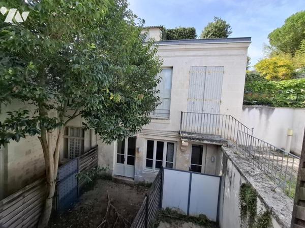 Immeuble en pierre de 6 appartements (1T1/ 4T2 / 1T3) dans l'hyper centre de Saintes