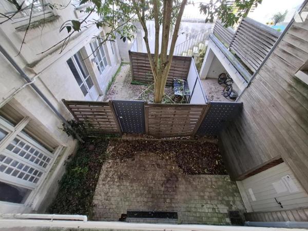 Immeuble en pierre de 6 appartements (1T1/ 4T2 / 1T3) dans l'hyper centre de Saintes