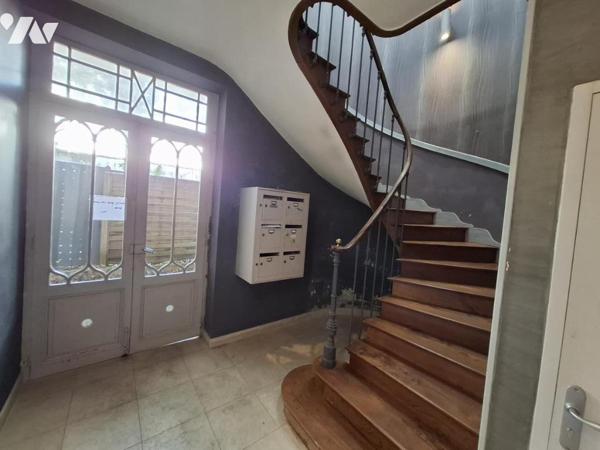 Immeuble en pierre de 6 appartements (1T1/ 4T2 / 1T3) dans l'hyper centre de Saintes