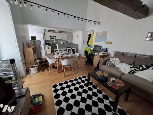 Immeuble en pierre de 6 appartements (1T1/ 4T2 / 1T3) dans l'hyper centre de Saintes