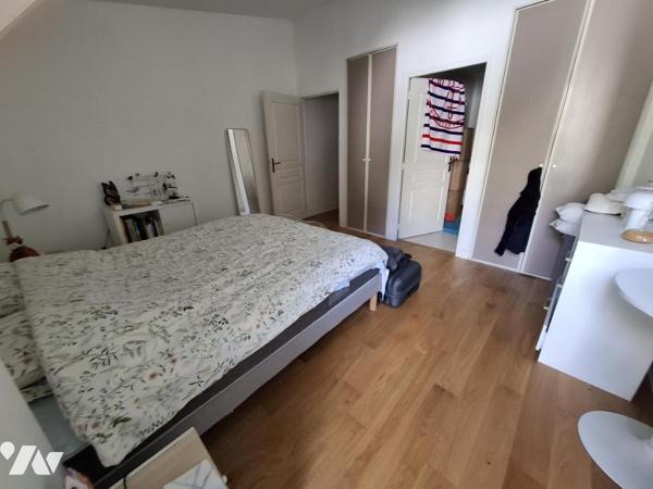 Immeuble en pierre de 6 appartements (1T1/ 4T2 / 1T3) dans l'hyper centre de Saintes