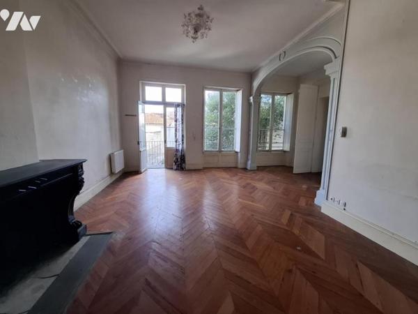 Immeuble en pierre de 6 appartements (1T1/ 4T2 / 1T3) dans l'hyper centre de Saintes