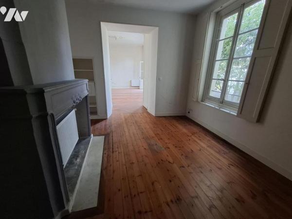 Immeuble en pierre de 6 appartements (1T1/ 4T2 / 1T3) dans l'hyper centre de Saintes