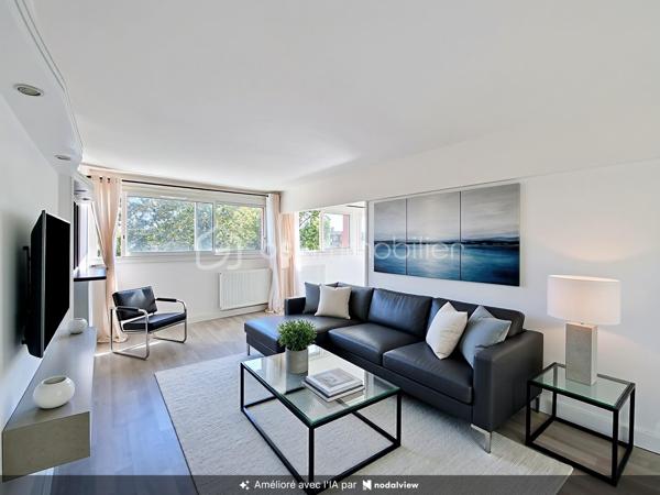 De la lumière, du calme, trois chambres et une résidence récemment rénovée… Voilà un appartement qui coche beaucoup de cases !
À Combs-la-Ville, venez découvrir ce bel appartement 4 pièces situé au 4e étage d’une résidence fermée et sécurisée, dans un environnement agréable et verdoyant.

Dès l’entrée, on apprécie son agencement fonctionnel et ses nombreux rangements. La pièce de vie lumineuse, avec sa cuisine aménagée, offre un espace convivial et agréable à vivre au quotidien.
Côté nuit, l’appartement dispose de 3 chambres confortables, toutes équipées de volets roulants et de rangements par placards ou dressings : chacun peut facilement y trouver son espace.
Une salle d’eau avec espace buanderie, un WC indépendant et un placard dans l’entrée complètent l’ensemble.
Un vrai plus : la résidence a bénéficié en 2025 d’importants travaux d’isolation thermique et d’un ravalement des façades. Un environnement rénové dont vous profitez dès votre arrivée.

Pour le côté pratique, vous disposez également d’une place de stationnement privative extérieure et d’un local à vélos.
Écoles, commerces et services sont facilement accessibles, tout comme la gare de Combs-la-Ville.

Vous cherchez un appartement familial, lumineux, fonctionnel et au calme ? Il pourrait bien être celui que vous attendiez.
Le mieux reste encore de le découvrir : contactez-moi pour organiser votre visite.