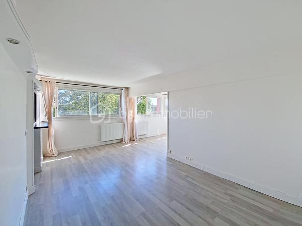 De la lumière, du calme, trois chambres et une résidence récemment rénovée… Voilà un appartement qui coche beaucoup de cases !
À Combs-la-Ville, venez découvrir ce bel appartement 4 pièces situé au 4e étage d’une résidence fermée et sécurisée, dans un environnement agréable et verdoyant.

Dès l’entrée, on apprécie son agencement fonctionnel et ses nombreux rangements. La pièce de vie lumineuse, avec sa cuisine aménagée, offre un espace convivial et agréable à vivre au quotidien.
Côté nuit, l’appartement dispose de 3 chambres confortables, toutes équipées de volets roulants et de rangements par placards ou dressings : chacun peut facilement y trouver son espace.
Une salle d’eau avec espace buanderie, un WC indépendant et un placard dans l’entrée complètent l’ensemble.
Un vrai plus : la résidence a bénéficié en 2025 d’importants travaux d’isolation thermique et d’un ravalement des façades. Un environnement rénové dont vous profitez dès votre arrivée.

Pour le côté pratique, vous disposez également d’une place de stationnement privative extérieure et d’un local à vélos.
Écoles, commerces et services sont facilement accessibles, tout comme la gare de Combs-la-Ville.

Vous cherchez un appartement familial, lumineux, fonctionnel et au calme ? Il pourrait bien être celui que vous attendiez.
Le mieux reste encore de le découvrir : contactez-moi pour organiser votre visite.