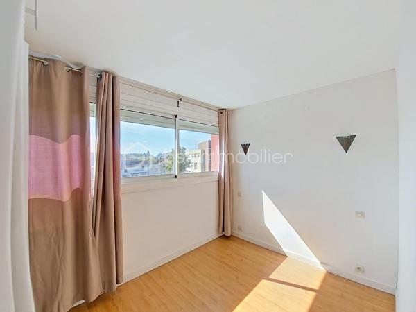 De la lumière, du calme, trois chambres et une résidence récemment rénovée… Voilà un appartement qui coche beaucoup de cases !
À Combs-la-Ville, venez découvrir ce bel appartement 4 pièces situé au 4e étage d’une résidence fermée et sécurisée, dans un environnement agréable et verdoyant.

Dès l’entrée, on apprécie son agencement fonctionnel et ses nombreux rangements. La pièce de vie lumineuse, avec sa cuisine aménagée, offre un espace convivial et agréable à vivre au quotidien.
Côté nuit, l’appartement dispose de 3 chambres confortables, toutes équipées de volets roulants et de rangements par placards ou dressings : chacun peut facilement y trouver son espace.
Une salle d’eau avec espace buanderie, un WC indépendant et un placard dans l’entrée complètent l’ensemble.
Un vrai plus : la résidence a bénéficié en 2025 d’importants travaux d’isolation thermique et d’un ravalement des façades. Un environnement rénové dont vous profitez dès votre arrivée.

Pour le côté pratique, vous disposez également d’une place de stationnement privative extérieure et d’un local à vélos.
Écoles, commerces et services sont facilement accessibles, tout comme la gare de Combs-la-Ville.

Vous cherchez un appartement familial, lumineux, fonctionnel et au calme ? Il pourrait bien être celui que vous attendiez.
Le mieux reste encore de le découvrir : contactez-moi pour organiser votre visite.