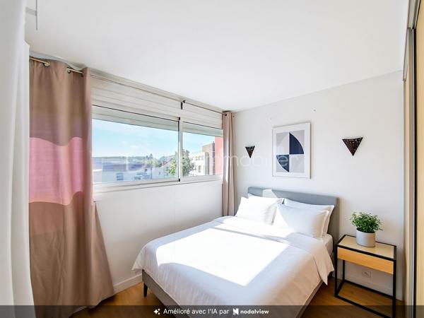 De la lumière, du calme, trois chambres et une résidence récemment rénovée… Voilà un appartement qui coche beaucoup de cases !
À Combs-la-Ville, venez découvrir ce bel appartement 4 pièces situé au 4e étage d’une résidence fermée et sécurisée, dans un environnement agréable et verdoyant.

Dès l’entrée, on apprécie son agencement fonctionnel et ses nombreux rangements. La pièce de vie lumineuse, avec sa cuisine aménagée, offre un espace convivial et agréable à vivre au quotidien.
Côté nuit, l’appartement dispose de 3 chambres confortables, toutes équipées de volets roulants et de rangements par placards ou dressings : chacun peut facilement y trouver son espace.
Une salle d’eau avec espace buanderie, un WC indépendant et un placard dans l’entrée complètent l’ensemble.
Un vrai plus : la résidence a bénéficié en 2025 d’importants travaux d’isolation thermique et d’un ravalement des façades. Un environnement rénové dont vous profitez dès votre arrivée.

Pour le côté pratique, vous disposez également d’une place de stationnement privative extérieure et d’un local à vélos.
Écoles, commerces et services sont facilement accessibles, tout comme la gare de Combs-la-Ville.

Vous cherchez un appartement familial, lumineux, fonctionnel et au calme ? Il pourrait bien être celui que vous attendiez.
Le mieux reste encore de le découvrir : contactez-moi pour organiser votre visite.