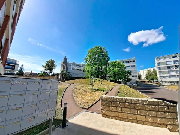 De la lumière, du calme, trois chambres et une résidence récemment rénovée… Voilà un appartement qui coche beaucoup de cases !
À Combs-la-Ville, venez découvrir ce bel appartement 4 pièces situé au 4e étage d’une résidence fermée et sécurisée, dans un environnement agréable et verdoyant.

Dès l’entrée, on apprécie son agencement fonctionnel et ses nombreux rangements. La pièce de vie lumineuse, avec sa cuisine aménagée, offre un espace convivial et agréable à vivre au quotidien.
Côté nuit, l’appartement dispose de 3 chambres confortables, toutes équipées de volets roulants et de rangements par placards ou dressings : chacun peut facilement y trouver son espace.
Une salle d’eau avec espace buanderie, un WC indépendant et un placard dans l’entrée complètent l’ensemble.
Un vrai plus : la résidence a bénéficié en 2025 d’importants travaux d’isolation thermique et d’un ravalement des façades. Un environnement rénové dont vous profitez dès votre arrivée.

Pour le côté pratique, vous disposez également d’une place de stationnement privative extérieure et d’un local à vélos.
Écoles, commerces et services sont facilement accessibles, tout comme la gare de Combs-la-Ville.

Vous cherchez un appartement familial, lumineux, fonctionnel et au calme ? Il pourrait bien être celui que vous attendiez.
Le mieux reste encore de le découvrir : contactez-moi pour organiser votre visite.