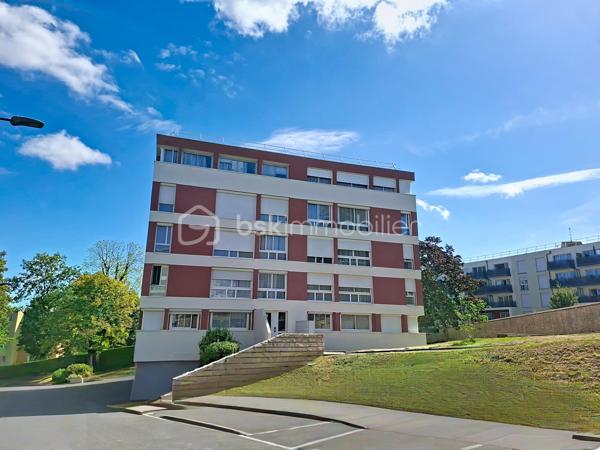 De la lumière, du calme, trois chambres et une résidence récemment rénovée… Voilà un appartement qui coche beaucoup de cases !
À Combs-la-Ville, venez découvrir ce bel appartement 4 pièces situé au 4e étage d’une résidence fermée et sécurisée, dans un environnement agréable et verdoyant.

Dès l’entrée, on apprécie son agencement fonctionnel et ses nombreux rangements. La pièce de vie lumineuse, avec sa cuisine aménagée, offre un espace convivial et agréable à vivre au quotidien.
Côté nuit, l’appartement dispose de 3 chambres confortables, toutes équipées de volets roulants et de rangements par placards ou dressings : chacun peut facilement y trouver son espace.
Une salle d’eau avec espace buanderie, un WC indépendant et un placard dans l’entrée complètent l’ensemble.
Un vrai plus : la résidence a bénéficié en 2025 d’importants travaux d’isolation thermique et d’un ravalement des façades. Un environnement rénové dont vous profitez dès votre arrivée.

Pour le côté pratique, vous disposez également d’une place de stationnement privative extérieure et d’un local à vélos.
Écoles, commerces et services sont facilement accessibles, tout comme la gare de Combs-la-Ville.

Vous cherchez un appartement familial, lumineux, fonctionnel et au calme ? Il pourrait bien être celui que vous attendiez.
Le mieux reste encore de le découvrir : contactez-moi pour organiser votre visite.