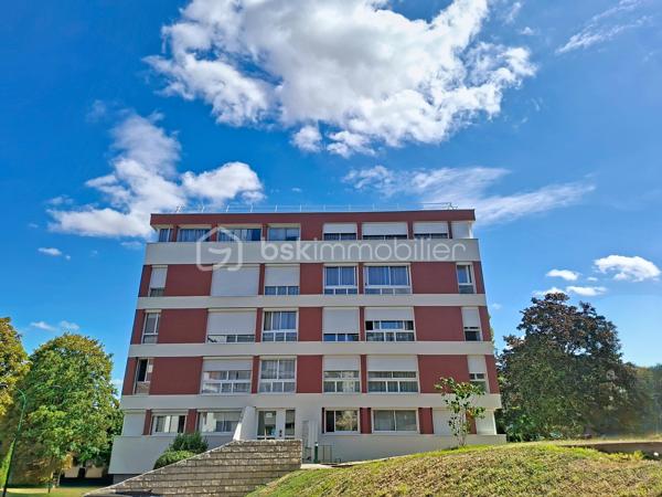 De la lumière, du calme, trois chambres et une résidence récemment rénovée… Voilà un appartement qui coche beaucoup de cases !
À Combs-la-Ville, venez découvrir ce bel appartement 4 pièces situé au 4e étage d’une résidence fermée et sécurisée, dans un environnement agréable et verdoyant.

Dès l’entrée, on apprécie son agencement fonctionnel et ses nombreux rangements. La pièce de vie lumineuse, avec sa cuisine aménagée, offre un espace convivial et agréable à vivre au quotidien.
Côté nuit, l’appartement dispose de 3 chambres confortables, toutes équipées de volets roulants et de rangements par placards ou dressings : chacun peut facilement y trouver son espace.
Une salle d’eau avec espace buanderie, un WC indépendant et un placard dans l’entrée complètent l’ensemble.
Un vrai plus : la résidence a bénéficié en 2025 d’importants travaux d’isolation thermique et d’un ravalement des façades. Un environnement rénové dont vous profitez dès votre arrivée.

Pour le côté pratique, vous disposez également d’une place de stationnement privative extérieure et d’un local à vélos.
Écoles, commerces et services sont facilement accessibles, tout comme la gare de Combs-la-Ville.

Vous cherchez un appartement familial, lumineux, fonctionnel et au calme ? Il pourrait bien être celui que vous attendiez.
Le mieux reste encore de le découvrir : contactez-moi pour organiser votre visite.