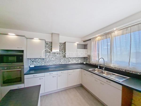 De la lumière, du calme, trois chambres et une résidence récemment rénovée… Voilà un appartement qui coche beaucoup de cases !
À Combs-la-Ville, venez découvrir ce bel appartement 4 pièces situé au 4e étage d’une résidence fermée et sécurisée, dans un environnement agréable et verdoyant.

Dès l’entrée, on apprécie son agencement fonctionnel et ses nombreux rangements. La pièce de vie lumineuse, avec sa cuisine aménagée, offre un espace convivial et agréable à vivre au quotidien.
Côté nuit, l’appartement dispose de 3 chambres confortables, toutes équipées de volets roulants et de rangements par placards ou dressings : chacun peut facilement y trouver son espace.
Une salle d’eau avec espace buanderie, un WC indépendant et un placard dans l’entrée complètent l’ensemble.
Un vrai plus : la résidence a bénéficié en 2025 d’importants travaux d’isolation thermique et d’un ravalement des façades. Un environnement rénové dont vous profitez dès votre arrivée.

Pour le côté pratique, vous disposez également d’une place de stationnement privative extérieure et d’un local à vélos.
Écoles, commerces et services sont facilement accessibles, tout comme la gare de Combs-la-Ville.

Vous cherchez un appartement familial, lumineux, fonctionnel et au calme ? Il pourrait bien être celui que vous attendiez.
Le mieux reste encore de le découvrir : contactez-moi pour organiser votre visite.