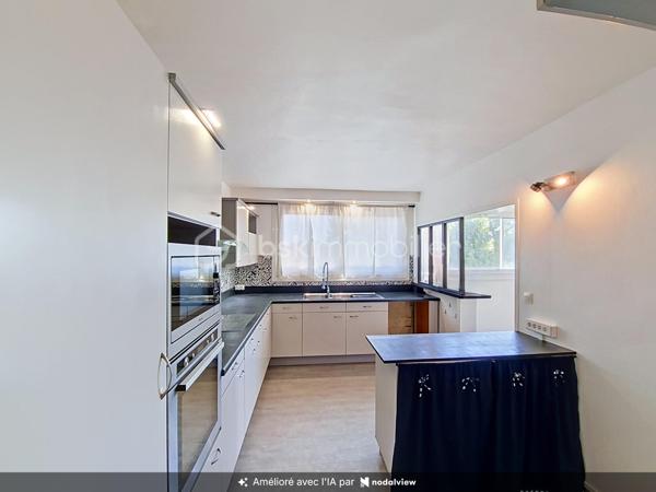 De la lumière, du calme, trois chambres et une résidence récemment rénovée… Voilà un appartement qui coche beaucoup de cases !
À Combs-la-Ville, venez découvrir ce bel appartement 4 pièces situé au 4e étage d’une résidence fermée et sécurisée, dans un environnement agréable et verdoyant.

Dès l’entrée, on apprécie son agencement fonctionnel et ses nombreux rangements. La pièce de vie lumineuse, avec sa cuisine aménagée, offre un espace convivial et agréable à vivre au quotidien.
Côté nuit, l’appartement dispose de 3 chambres confortables, toutes équipées de volets roulants et de rangements par placards ou dressings : chacun peut facilement y trouver son espace.
Une salle d’eau avec espace buanderie, un WC indépendant et un placard dans l’entrée complètent l’ensemble.
Un vrai plus : la résidence a bénéficié en 2025 d’importants travaux d’isolation thermique et d’un ravalement des façades. Un environnement rénové dont vous profitez dès votre arrivée.

Pour le côté pratique, vous disposez également d’une place de stationnement privative extérieure et d’un local à vélos.
Écoles, commerces et services sont facilement accessibles, tout comme la gare de Combs-la-Ville.

Vous cherchez un appartement familial, lumineux, fonctionnel et au calme ? Il pourrait bien être celui que vous attendiez.
Le mieux reste encore de le découvrir : contactez-moi pour organiser votre visite.