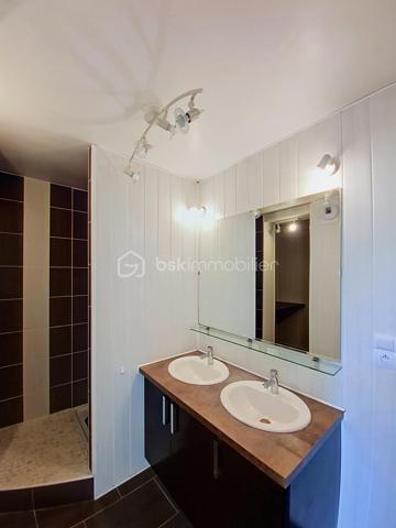 De la lumière, du calme, trois chambres et une résidence récemment rénovée… Voilà un appartement qui coche beaucoup de cases !
À Combs-la-Ville, venez découvrir ce bel appartement 4 pièces situé au 4e étage d’une résidence fermée et sécurisée, dans un environnement agréable et verdoyant.

Dès l’entrée, on apprécie son agencement fonctionnel et ses nombreux rangements. La pièce de vie lumineuse, avec sa cuisine aménagée, offre un espace convivial et agréable à vivre au quotidien.
Côté nuit, l’appartement dispose de 3 chambres confortables, toutes équipées de volets roulants et de rangements par placards ou dressings : chacun peut facilement y trouver son espace.
Une salle d’eau avec espace buanderie, un WC indépendant et un placard dans l’entrée complètent l’ensemble.
Un vrai plus : la résidence a bénéficié en 2025 d’importants travaux d’isolation thermique et d’un ravalement des façades. Un environnement rénové dont vous profitez dès votre arrivée.

Pour le côté pratique, vous disposez également d’une place de stationnement privative extérieure et d’un local à vélos.
Écoles, commerces et services sont facilement accessibles, tout comme la gare de Combs-la-Ville.

Vous cherchez un appartement familial, lumineux, fonctionnel et au calme ? Il pourrait bien être celui que vous attendiez.
Le mieux reste encore de le découvrir : contactez-moi pour organiser votre visite.