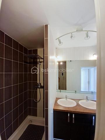 De la lumière, du calme, trois chambres et une résidence récemment rénovée… Voilà un appartement qui coche beaucoup de cases !
À Combs-la-Ville, venez découvrir ce bel appartement 4 pièces situé au 4e étage d’une résidence fermée et sécurisée, dans un environnement agréable et verdoyant.

Dès l’entrée, on apprécie son agencement fonctionnel et ses nombreux rangements. La pièce de vie lumineuse, avec sa cuisine aménagée, offre un espace convivial et agréable à vivre au quotidien.
Côté nuit, l’appartement dispose de 3 chambres confortables, toutes équipées de volets roulants et de rangements par placards ou dressings : chacun peut facilement y trouver son espace.
Une salle d’eau avec espace buanderie, un WC indépendant et un placard dans l’entrée complètent l’ensemble.
Un vrai plus : la résidence a bénéficié en 2025 d’importants travaux d’isolation thermique et d’un ravalement des façades. Un environnement rénové dont vous profitez dès votre arrivée.

Pour le côté pratique, vous disposez également d’une place de stationnement privative extérieure et d’un local à vélos.
Écoles, commerces et services sont facilement accessibles, tout comme la gare de Combs-la-Ville.

Vous cherchez un appartement familial, lumineux, fonctionnel et au calme ? Il pourrait bien être celui que vous attendiez.
Le mieux reste encore de le découvrir : contactez-moi pour organiser votre visite.