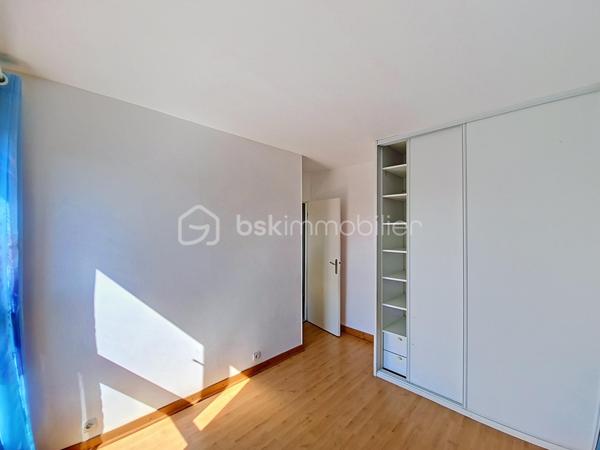 De la lumière, du calme, trois chambres et une résidence récemment rénovée… Voilà un appartement qui coche beaucoup de cases !
À Combs-la-Ville, venez découvrir ce bel appartement 4 pièces situé au 4e étage d’une résidence fermée et sécurisée, dans un environnement agréable et verdoyant.

Dès l’entrée, on apprécie son agencement fonctionnel et ses nombreux rangements. La pièce de vie lumineuse, avec sa cuisine aménagée, offre un espace convivial et agréable à vivre au quotidien.
Côté nuit, l’appartement dispose de 3 chambres confortables, toutes équipées de volets roulants et de rangements par placards ou dressings : chacun peut facilement y trouver son espace.
Une salle d’eau avec espace buanderie, un WC indépendant et un placard dans l’entrée complètent l’ensemble.
Un vrai plus : la résidence a bénéficié en 2025 d’importants travaux d’isolation thermique et d’un ravalement des façades. Un environnement rénové dont vous profitez dès votre arrivée.

Pour le côté pratique, vous disposez également d’une place de stationnement privative extérieure et d’un local à vélos.
Écoles, commerces et services sont facilement accessibles, tout comme la gare de Combs-la-Ville.

Vous cherchez un appartement familial, lumineux, fonctionnel et au calme ? Il pourrait bien être celui que vous attendiez.
Le mieux reste encore de le découvrir : contactez-moi pour organiser votre visite.