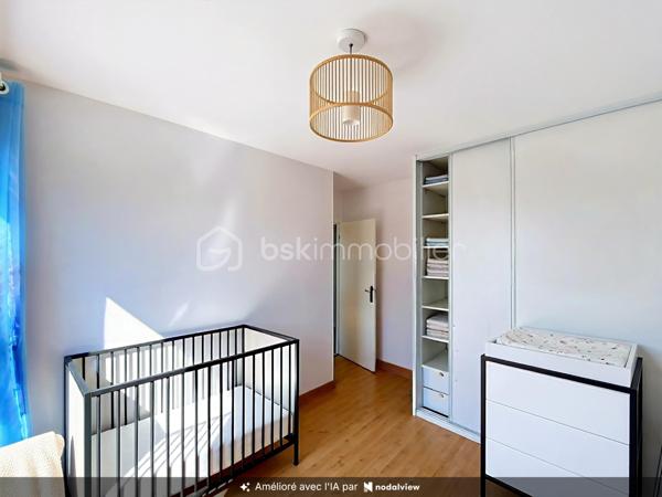 De la lumière, du calme, trois chambres et une résidence récemment rénovée… Voilà un appartement qui coche beaucoup de cases !
À Combs-la-Ville, venez découvrir ce bel appartement 4 pièces situé au 4e étage d’une résidence fermée et sécurisée, dans un environnement agréable et verdoyant.

Dès l’entrée, on apprécie son agencement fonctionnel et ses nombreux rangements. La pièce de vie lumineuse, avec sa cuisine aménagée, offre un espace convivial et agréable à vivre au quotidien.
Côté nuit, l’appartement dispose de 3 chambres confortables, toutes équipées de volets roulants et de rangements par placards ou dressings : chacun peut facilement y trouver son espace.
Une salle d’eau avec espace buanderie, un WC indépendant et un placard dans l’entrée complètent l’ensemble.
Un vrai plus : la résidence a bénéficié en 2025 d’importants travaux d’isolation thermique et d’un ravalement des façades. Un environnement rénové dont vous profitez dès votre arrivée.

Pour le côté pratique, vous disposez également d’une place de stationnement privative extérieure et d’un local à vélos.
Écoles, commerces et services sont facilement accessibles, tout comme la gare de Combs-la-Ville.

Vous cherchez un appartement familial, lumineux, fonctionnel et au calme ? Il pourrait bien être celui que vous attendiez.
Le mieux reste encore de le découvrir : contactez-moi pour organiser votre visite.