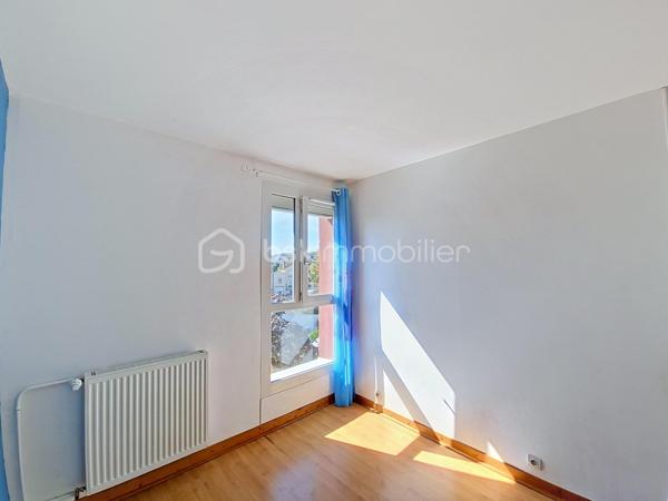 De la lumière, du calme, trois chambres et une résidence récemment rénovée… Voilà un appartement qui coche beaucoup de cases !
À Combs-la-Ville, venez découvrir ce bel appartement 4 pièces situé au 4e étage d’une résidence fermée et sécurisée, dans un environnement agréable et verdoyant.

Dès l’entrée, on apprécie son agencement fonctionnel et ses nombreux rangements. La pièce de vie lumineuse, avec sa cuisine aménagée, offre un espace convivial et agréable à vivre au quotidien.
Côté nuit, l’appartement dispose de 3 chambres confortables, toutes équipées de volets roulants et de rangements par placards ou dressings : chacun peut facilement y trouver son espace.
Une salle d’eau avec espace buanderie, un WC indépendant et un placard dans l’entrée complètent l’ensemble.
Un vrai plus : la résidence a bénéficié en 2025 d’importants travaux d’isolation thermique et d’un ravalement des façades. Un environnement rénové dont vous profitez dès votre arrivée.

Pour le côté pratique, vous disposez également d’une place de stationnement privative extérieure et d’un local à vélos.
Écoles, commerces et services sont facilement accessibles, tout comme la gare de Combs-la-Ville.

Vous cherchez un appartement familial, lumineux, fonctionnel et au calme ? Il pourrait bien être celui que vous attendiez.
Le mieux reste encore de le découvrir : contactez-moi pour organiser votre visite.