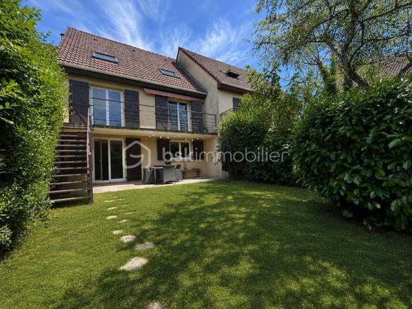 Talant : Maison familiale, située en retrait de la circulation au calme d'une impasse. 

Cette maison sur trois niveaux, d'une surface de 125 m² offre un cadre de vie paisible, pour une famille nombreuse avec ses 5 chambres ! 
rez-de-chaussée : Entrée, pièce de vie comprenant salon-séjour et cuisine ouverte aménagée et équipée, accès au jardin sans-vis-vis à l'arrière de la maison, espace terrasse aménagée à l'avant de la maison afin de profiter du soleil toute la journée. 

A l'étage, dégagement, trois chambres spacieuses, une salle de bains avec wc. 
De plain-pied côté jardin : deux chambres, dont une avec salle d'eau privative et accès direct à la terrasse. 
Cave et  garage. Chaudière à condensation récente. Double vitrage, toiture nettoyée. 

Aucun travaux à prévoir, maison coup de coeur!