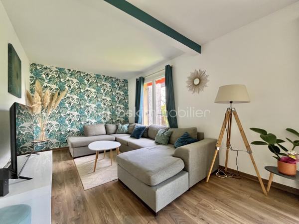 Talant : Maison familiale, située en retrait de la circulation au calme d'une impasse. 

Cette maison sur trois niveaux, d'une surface de 125 m² offre un cadre de vie paisible, pour une famille nombreuse avec ses 5 chambres ! 
rez-de-chaussée : Entrée, pièce de vie comprenant salon-séjour et cuisine ouverte aménagée et équipée, accès au jardin sans-vis-vis à l'arrière de la maison, espace terrasse aménagée à l'avant de la maison afin de profiter du soleil toute la journée. 

A l'étage, dégagement, trois chambres spacieuses, une salle de bains avec wc. 
De plain-pied côté jardin : deux chambres, dont une avec salle d'eau privative et accès direct à la terrasse. 
Cave et  garage. Chaudière à condensation récente. Double vitrage, toiture nettoyée. 

Aucun travaux à prévoir, maison coup de coeur!