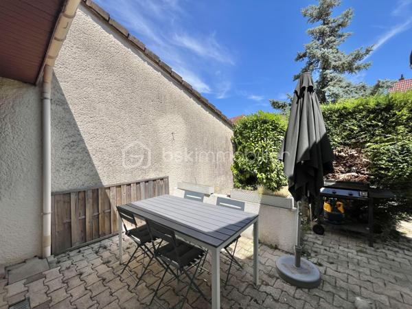 Talant : Maison familiale, située en retrait de la circulation au calme d'une impasse. 

Cette maison sur trois niveaux, d'une surface de 125 m² offre un cadre de vie paisible, pour une famille nombreuse avec ses 5 chambres ! 
rez-de-chaussée : Entrée, pièce de vie comprenant salon-séjour et cuisine ouverte aménagée et équipée, accès au jardin sans-vis-vis à l'arrière de la maison, espace terrasse aménagée à l'avant de la maison afin de profiter du soleil toute la journée. 

A l'étage, dégagement, trois chambres spacieuses, une salle de bains avec wc. 
De plain-pied côté jardin : deux chambres, dont une avec salle d'eau privative et accès direct à la terrasse. 
Cave et  garage. Chaudière à condensation récente. Double vitrage, toiture nettoyée. 

Aucun travaux à prévoir, maison coup de coeur!