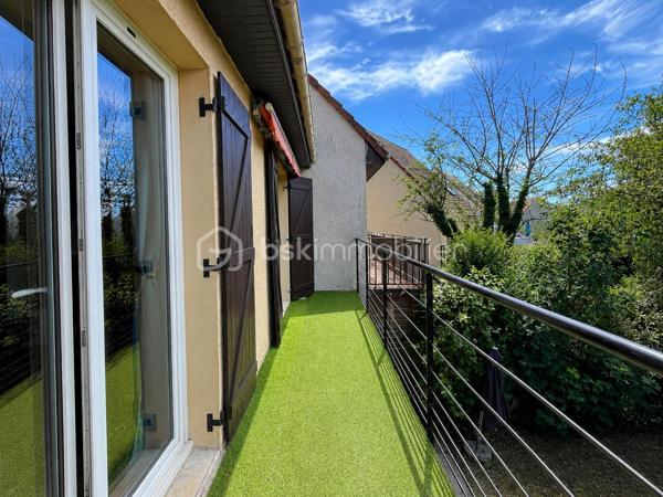 Talant : Maison familiale, située en retrait de la circulation au calme d'une impasse. 

Cette maison sur trois niveaux, d'une surface de 125 m² offre un cadre de vie paisible, pour une famille nombreuse avec ses 5 chambres ! 
rez-de-chaussée : Entrée, pièce de vie comprenant salon-séjour et cuisine ouverte aménagée et équipée, accès au jardin sans-vis-vis à l'arrière de la maison, espace terrasse aménagée à l'avant de la maison afin de profiter du soleil toute la journée. 

A l'étage, dégagement, trois chambres spacieuses, une salle de bains avec wc. 
De plain-pied côté jardin : deux chambres, dont une avec salle d'eau privative et accès direct à la terrasse. 
Cave et  garage. Chaudière à condensation récente. Double vitrage, toiture nettoyée. 

Aucun travaux à prévoir, maison coup de coeur!