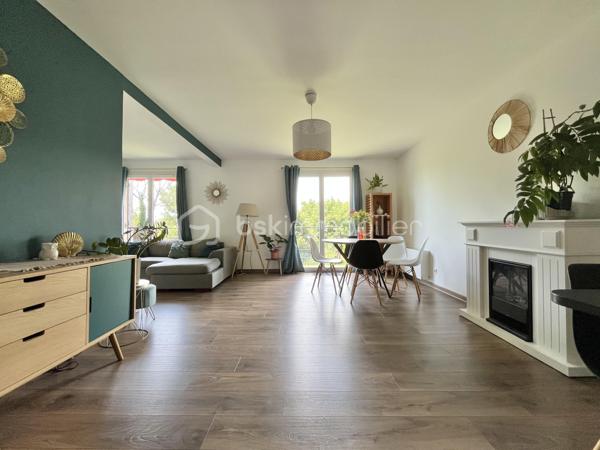 Talant : Maison familiale, située en retrait de la circulation au calme d'une impasse. 

Cette maison sur trois niveaux, d'une surface de 125 m² offre un cadre de vie paisible, pour une famille nombreuse avec ses 5 chambres ! 
rez-de-chaussée : Entrée, pièce de vie comprenant salon-séjour et cuisine ouverte aménagée et équipée, accès au jardin sans-vis-vis à l'arrière de la maison, espace terrasse aménagée à l'avant de la maison afin de profiter du soleil toute la journée. 

A l'étage, dégagement, trois chambres spacieuses, une salle de bains avec wc. 
De plain-pied côté jardin : deux chambres, dont une avec salle d'eau privative et accès direct à la terrasse. 
Cave et  garage. Chaudière à condensation récente. Double vitrage, toiture nettoyée. 

Aucun travaux à prévoir, maison coup de coeur!