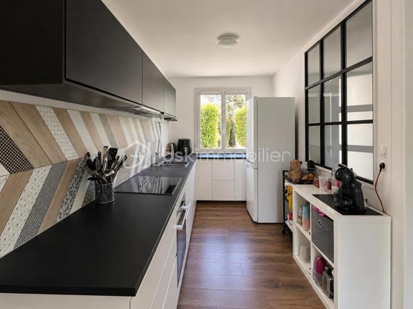 Talant : Maison familiale, située en retrait de la circulation au calme d'une impasse. 

Cette maison sur trois niveaux, d'une surface de 125 m² offre un cadre de vie paisible, pour une famille nombreuse avec ses 5 chambres ! 
rez-de-chaussée : Entrée, pièce de vie comprenant salon-séjour et cuisine ouverte aménagée et équipée, accès au jardin sans-vis-vis à l'arrière de la maison, espace terrasse aménagée à l'avant de la maison afin de profiter du soleil toute la journée. 

A l'étage, dégagement, trois chambres spacieuses, une salle de bains avec wc. 
De plain-pied côté jardin : deux chambres, dont une avec salle d'eau privative et accès direct à la terrasse. 
Cave et  garage. Chaudière à condensation récente. Double vitrage, toiture nettoyée. 

Aucun travaux à prévoir, maison coup de coeur!