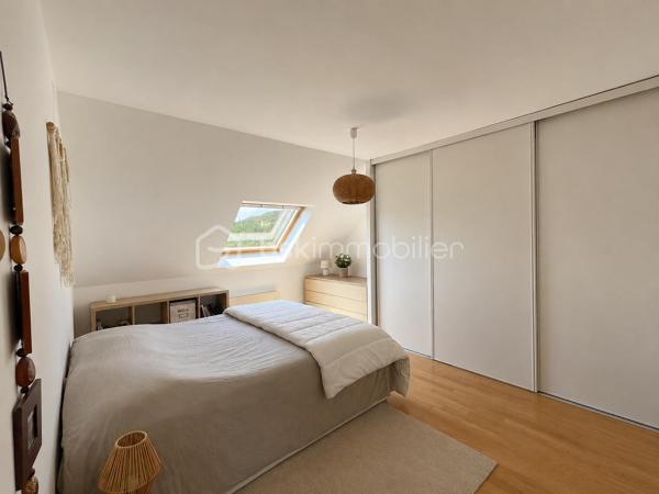 Talant : Maison familiale, située en retrait de la circulation au calme d'une impasse. 

Cette maison sur trois niveaux, d'une surface de 125 m² offre un cadre de vie paisible, pour une famille nombreuse avec ses 5 chambres ! 
rez-de-chaussée : Entrée, pièce de vie comprenant salon-séjour et cuisine ouverte aménagée et équipée, accès au jardin sans-vis-vis à l'arrière de la maison, espace terrasse aménagée à l'avant de la maison afin de profiter du soleil toute la journée. 

A l'étage, dégagement, trois chambres spacieuses, une salle de bains avec wc. 
De plain-pied côté jardin : deux chambres, dont une avec salle d'eau privative et accès direct à la terrasse. 
Cave et  garage. Chaudière à condensation récente. Double vitrage, toiture nettoyée. 

Aucun travaux à prévoir, maison coup de coeur!