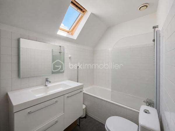 Talant : Maison familiale, située en retrait de la circulation au calme d'une impasse. 

Cette maison sur trois niveaux, d'une surface de 125 m² offre un cadre de vie paisible, pour une famille nombreuse avec ses 5 chambres ! 
rez-de-chaussée : Entrée, pièce de vie comprenant salon-séjour et cuisine ouverte aménagée et équipée, accès au jardin sans-vis-vis à l'arrière de la maison, espace terrasse aménagée à l'avant de la maison afin de profiter du soleil toute la journée. 

A l'étage, dégagement, trois chambres spacieuses, une salle de bains avec wc. 
De plain-pied côté jardin : deux chambres, dont une avec salle d'eau privative et accès direct à la terrasse. 
Cave et  garage. Chaudière à condensation récente. Double vitrage, toiture nettoyée. 

Aucun travaux à prévoir, maison coup de coeur!