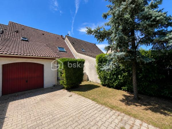 Talant : Maison familiale, située en retrait de la circulation au calme d'une impasse. 

Cette maison sur trois niveaux, d'une surface de 125 m² offre un cadre de vie paisible, pour une famille nombreuse avec ses 5 chambres ! 
rez-de-chaussée : Entrée, pièce de vie comprenant salon-séjour et cuisine ouverte aménagée et équipée, accès au jardin sans-vis-vis à l'arrière de la maison, espace terrasse aménagée à l'avant de la maison afin de profiter du soleil toute la journée. 

A l'étage, dégagement, trois chambres spacieuses, une salle de bains avec wc. 
De plain-pied côté jardin : deux chambres, dont une avec salle d'eau privative et accès direct à la terrasse. 
Cave et  garage. Chaudière à condensation récente. Double vitrage, toiture nettoyée. 

Aucun travaux à prévoir, maison coup de coeur!