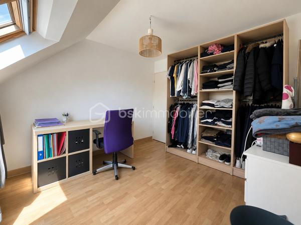 Talant : Maison familiale, située en retrait de la circulation au calme d'une impasse. 

Cette maison sur trois niveaux, d'une surface de 125 m² offre un cadre de vie paisible, pour une famille nombreuse avec ses 5 chambres ! 
rez-de-chaussée : Entrée, pièce de vie comprenant salon-séjour et cuisine ouverte aménagée et équipée, accès au jardin sans-vis-vis à l'arrière de la maison, espace terrasse aménagée à l'avant de la maison afin de profiter du soleil toute la journée. 

A l'étage, dégagement, trois chambres spacieuses, une salle de bains avec wc. 
De plain-pied côté jardin : deux chambres, dont une avec salle d'eau privative et accès direct à la terrasse. 
Cave et  garage. Chaudière à condensation récente. Double vitrage, toiture nettoyée. 

Aucun travaux à prévoir, maison coup de coeur!