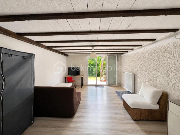 Talant : Maison familiale, située en retrait de la circulation au calme d'une impasse. 

Cette maison sur trois niveaux, d'une surface de 125 m² offre un cadre de vie paisible, pour une famille nombreuse avec ses 5 chambres ! 
rez-de-chaussée : Entrée, pièce de vie comprenant salon-séjour et cuisine ouverte aménagée et équipée, accès au jardin sans-vis-vis à l'arrière de la maison, espace terrasse aménagée à l'avant de la maison afin de profiter du soleil toute la journée. 

A l'étage, dégagement, trois chambres spacieuses, une salle de bains avec wc. 
De plain-pied côté jardin : deux chambres, dont une avec salle d'eau privative et accès direct à la terrasse. 
Cave et  garage. Chaudière à condensation récente. Double vitrage, toiture nettoyée. 

Aucun travaux à prévoir, maison coup de coeur!