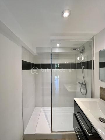 Talant : Maison familiale, située en retrait de la circulation au calme d'une impasse. 

Cette maison sur trois niveaux, d'une surface de 125 m² offre un cadre de vie paisible, pour une famille nombreuse avec ses 5 chambres ! 
rez-de-chaussée : Entrée, pièce de vie comprenant salon-séjour et cuisine ouverte aménagée et équipée, accès au jardin sans-vis-vis à l'arrière de la maison, espace terrasse aménagée à l'avant de la maison afin de profiter du soleil toute la journée. 

A l'étage, dégagement, trois chambres spacieuses, une salle de bains avec wc. 
De plain-pied côté jardin : deux chambres, dont une avec salle d'eau privative et accès direct à la terrasse. 
Cave et  garage. Chaudière à condensation récente. Double vitrage, toiture nettoyée. 

Aucun travaux à prévoir, maison coup de coeur!