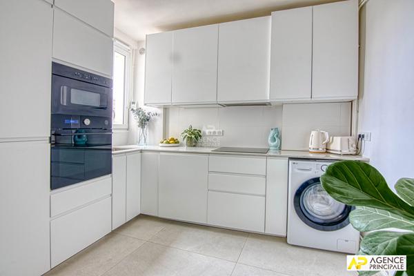 Versailles Mairie-Chantiers Appartement 3 pièces 73.88 m² au sol situé au 2ème étage avec cave et grenier 545 000 € **  - Référence  28290